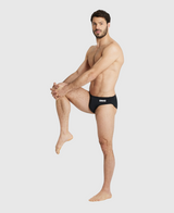 TRAJE DE BAÑO HOMBRE TEAM SWIM BRIEFS SOLID NEGRO - fondo #E8E8E8