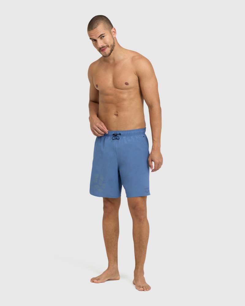 TRAJE DE BAÑO HOMBRE ARENA EVO BEACH BOXER LOGO AZUL - fondo #E8E8E8
