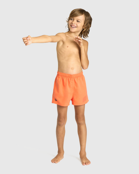 SHORT BAÑO NIÑO BEACH LOGO R NARANJO - fondo #E8E8E8