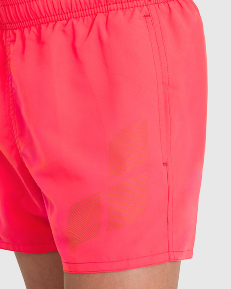 SHORT BAÑO NIÑO BEACH LOGO R ROJO - fondo #E8E8E8