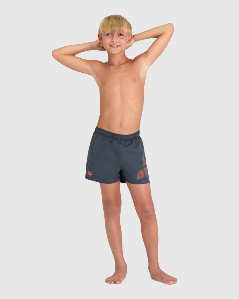 SHORT BAÑO NIÑO BEACH LOGO R NEGRO - fondo #E8E8E8