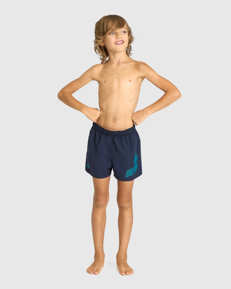 SHORT BAÑO NIÑO BEACH LOGO R AZUL - fondo #E8E8E8